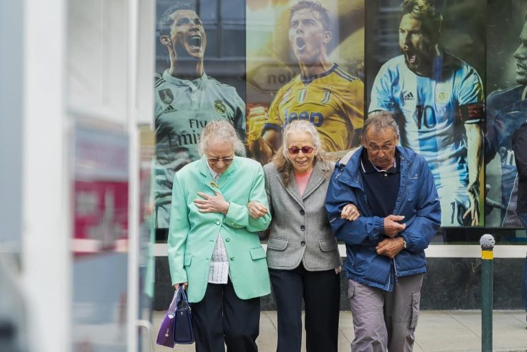 7 Signs It’s Time to Consider Specialised Care Services for Aging at Home